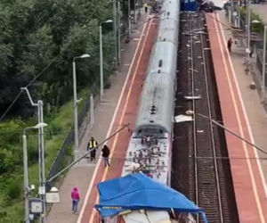 Pociąg pełen pasażerów zderzył się z ciężarówką. Kierowca w szpitalu