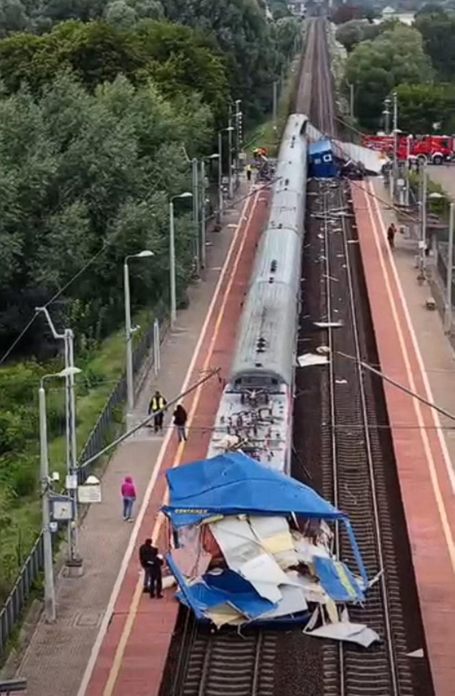 Pociąg pełen pasażerów zderzył się z ciężarówką. Kierowca w szpitalu