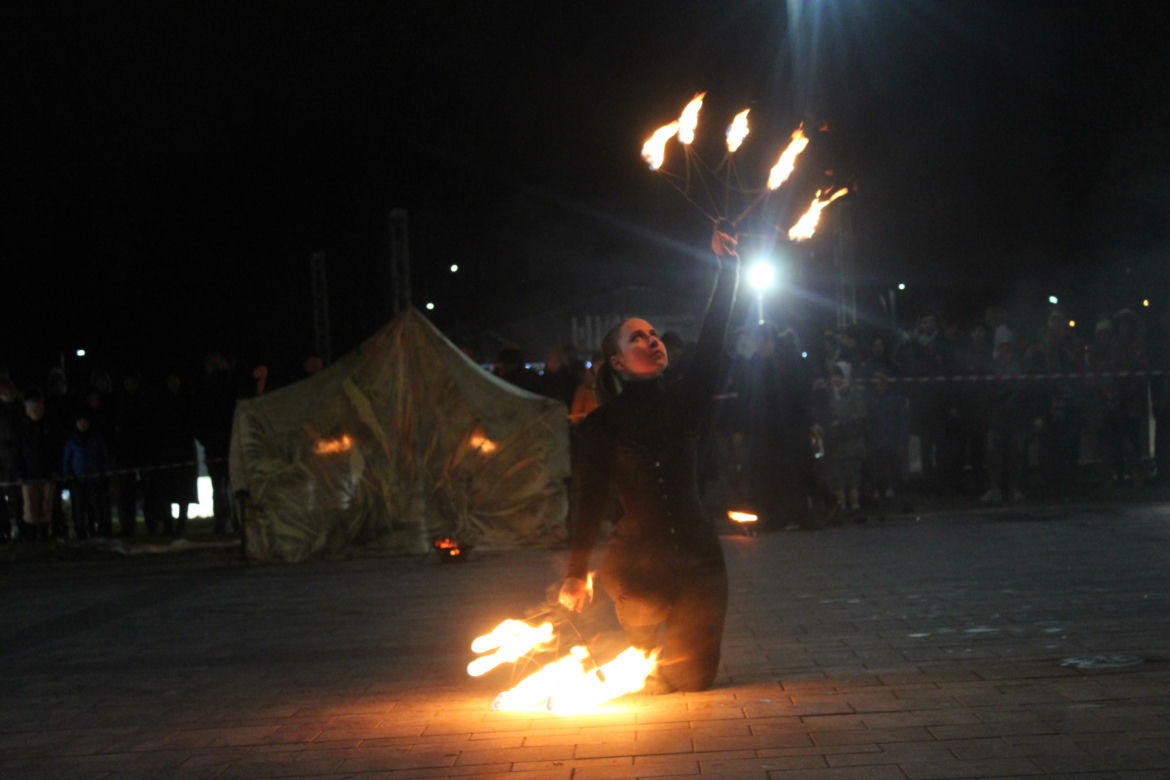 WOŚP 2023 w Krakowie: Fire Show w Nowej Hucie w wykonaniu grupy Spontan Fire