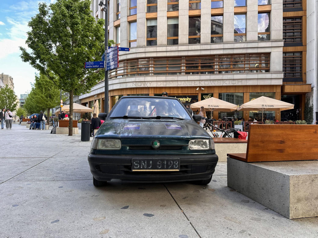 Akcja Miejskiej Agendy Parkingowej na placu Pięciu Rogów w Warszawie
