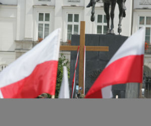 Wojna o krzyż: Krzyż zostaje pod Pałacem Prezydenckim