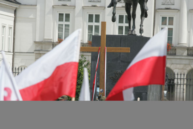Wojna o krzyż: Krzyż zostaje pod Pałacem Prezydenckim