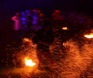 Pokaz fireshow w wykonaniu tancerzy i tancerek Teatru Ognia „Mantra” z Makowa Mazowieckiego