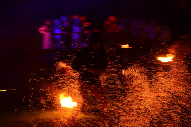 Pokaz fireshow w wykonaniu tancerzy i tancerek Teatru Ognia „Mantra” z Makowa Mazowieckiego