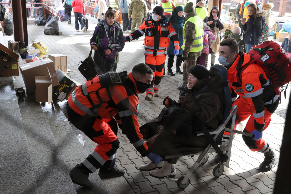 Ukraińscy uchodźcy oczekujący na pomoc na dworcu w Przemyślu