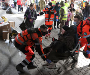 Ukraińscy uchodźcy oczekujący na pomoc na dworcu w Przemyślu