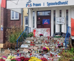 Chryzantemy i znicze pod siedzibą PiS w Szczecinie