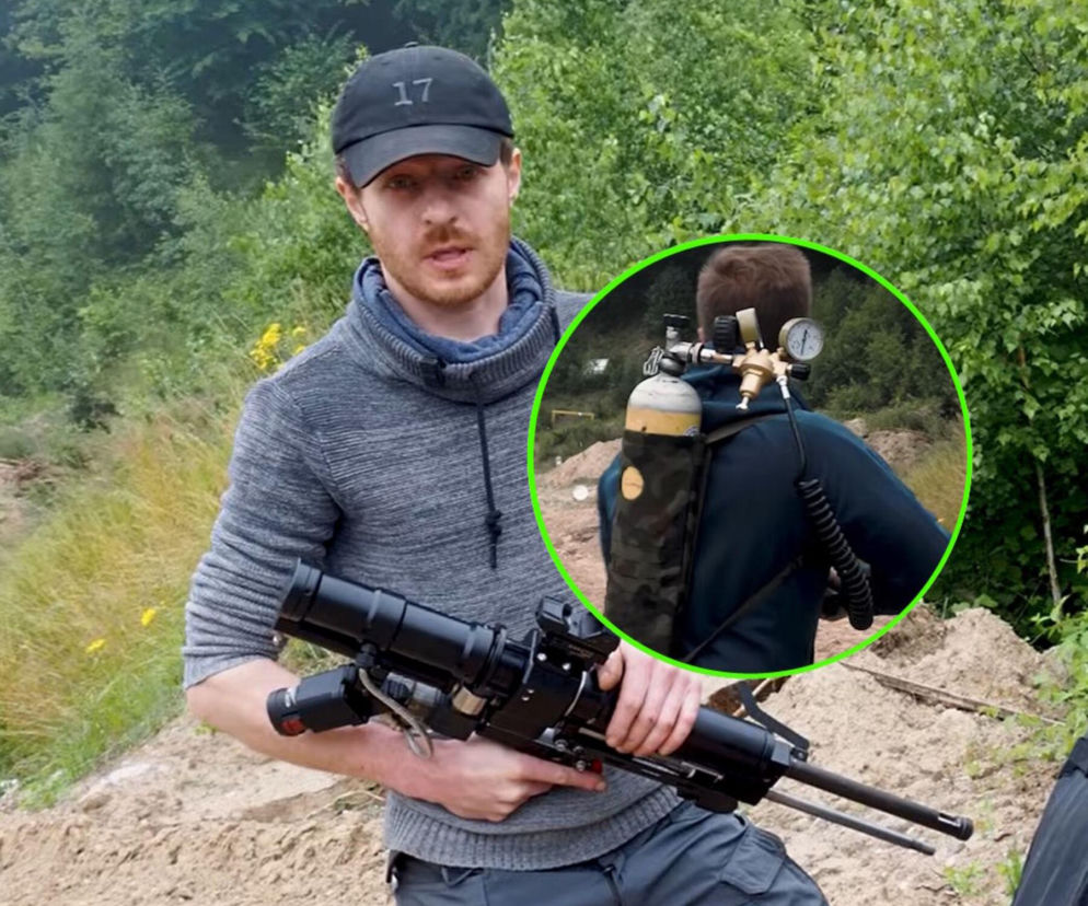Mężczyzna trzymający wiatrówkę Warchlak A3. Na miniaturze butla ze sprężonym powietrzem. O nowym sprzęcie na SE Portal Obronny.