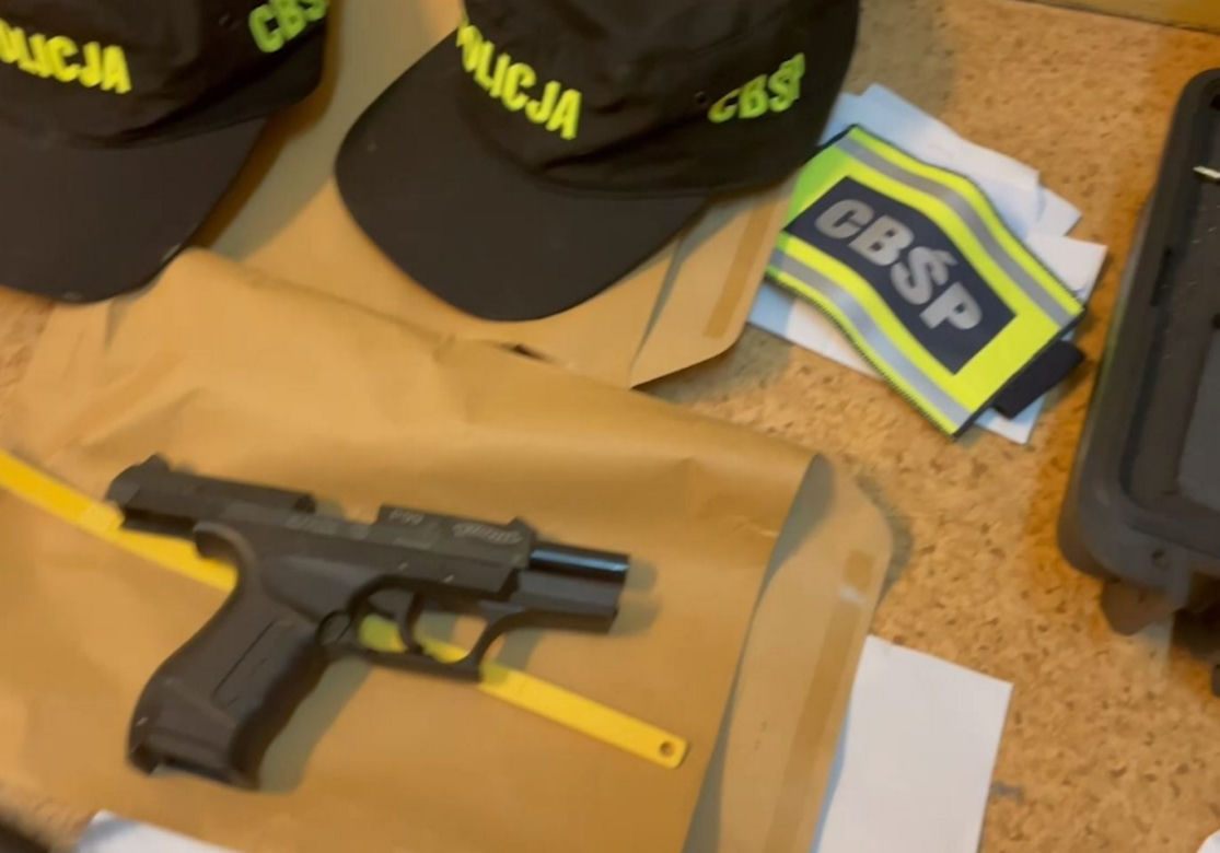 W mundurach policji sterroryzowali rodzinę. Przerażający napad pod Aleksandrowem Łódzkim [ZDJĘCIA]