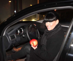 Iwona Pavlović ma samochód za ćwierć miliona i jabłka gratis