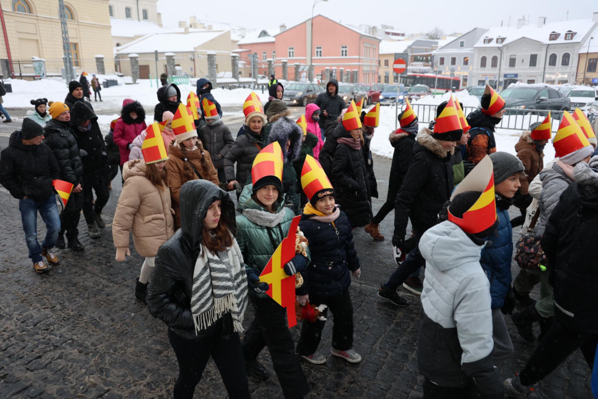 Orszak Świętego Mikołaja 2023 przeszedł przez Lublin. Było śnieżnie i radośnie! 