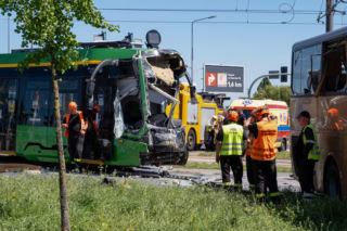 Zderzenie autobusu z tramwajem w Poznaniu. Cztery osoby ranne