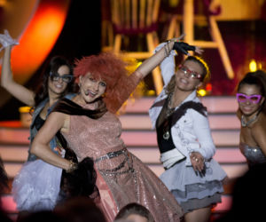 Basia Melzer jako Cyndi Lauper . Twoja twarz brzmi znajomo 2, odcinek 4