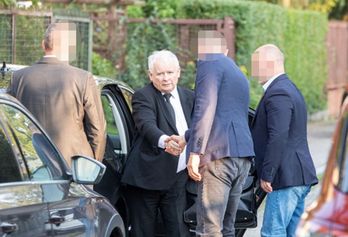 Premier Morawiecki spotkał się z Kaczyńskim na Nowogrodzkiej. Prezes PiS wyszedł z zakupami z piekarni