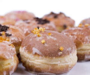 Lukier na pączku jest popękany? Lepiej go nie kupuj. To warto wiedzieć przed wejściem do sklepu w tłusty czwartek 2026