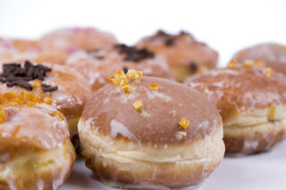 Lukier na pączku jest popękany? Lepiej go nie kupuj. To warto wiedzieć przed wejściem do sklepu w tłusty czwartek 2026