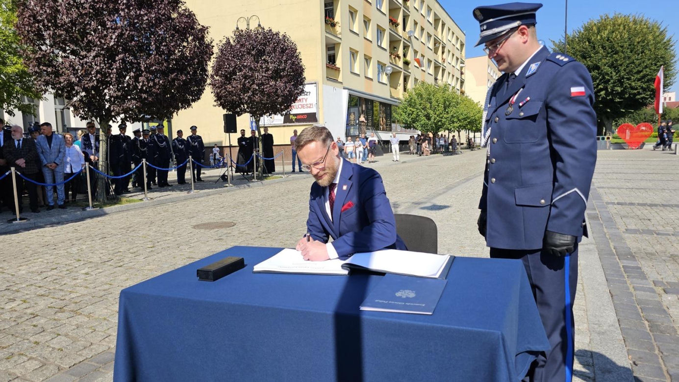 Nadanie sztandaru dla KPP w Świdwinie