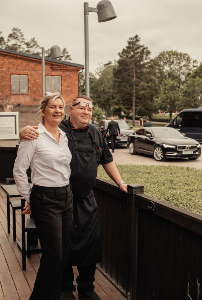 Polska rodzina serwowała obiad królowi Szwecji na polskiej zastawie i ręcznie wyszytych obrusach z Polski!