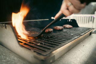 Sekret udanego grillowania? Zadbaj o sprzęt, a posiłki będą takie, że palce lizać. Sposób na czyszczenie grilla