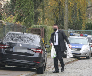 Kaczyński chodzi bez maseczki
