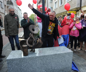 Jerzy Owsiak odłonił w Kołobrzegu figurkę poświęconą WOŚP