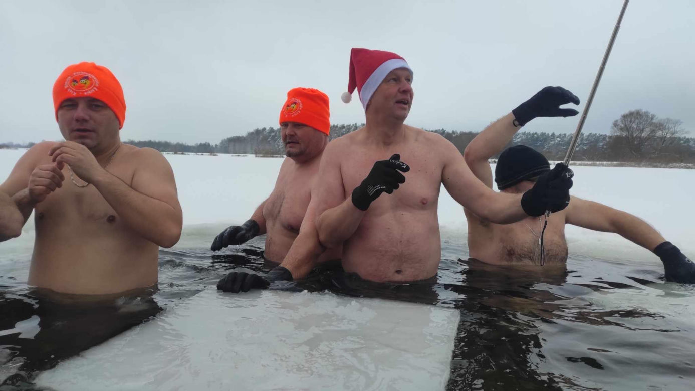 Rozkuli lód i weszli do wody. Tak wyglądało morsownaie w woj. lubelskim!