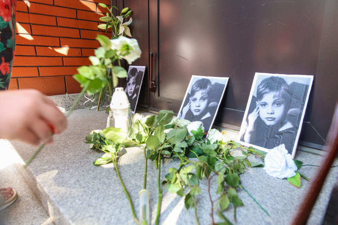 Biały Marsz dla Kamilka. Mieszkańcy Częstochowy przynieśli białe róże