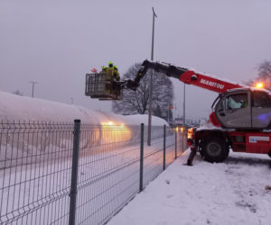 Pod ciężarem śniegu zapadło się zadaszenie lodowiska w Lesznie! Na miejscu pracują służby