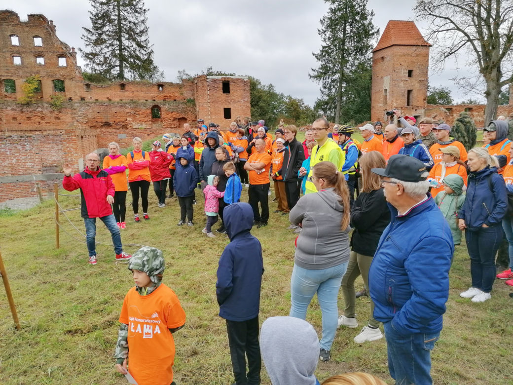Pomarańczowi rowerzyści najechali zamek w Szymbarku