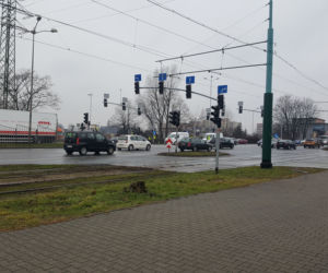 Nieopierzeni policjanci sterują ruchem w Chorzowie [ZDJĘCIA]