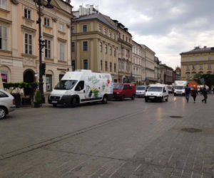 Samochody na Rynku Głównym: Władze Krakowa wydają decyzje niezgodne z prawem napisanym przez... władze Krakowa?