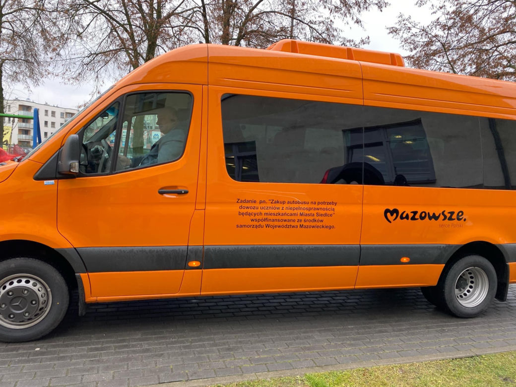 Ułatwi transport dzieci z niepełnosprawnościami. Nowy bus trafił do SOSW w Siedlcach