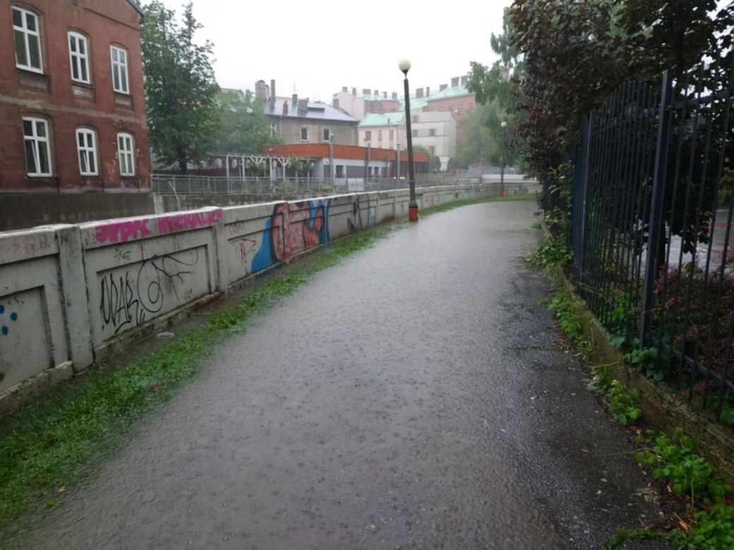 Powódź w Bielsku-Białej. Ulice zamienił się w rzeki. Zalane auta i posesje 