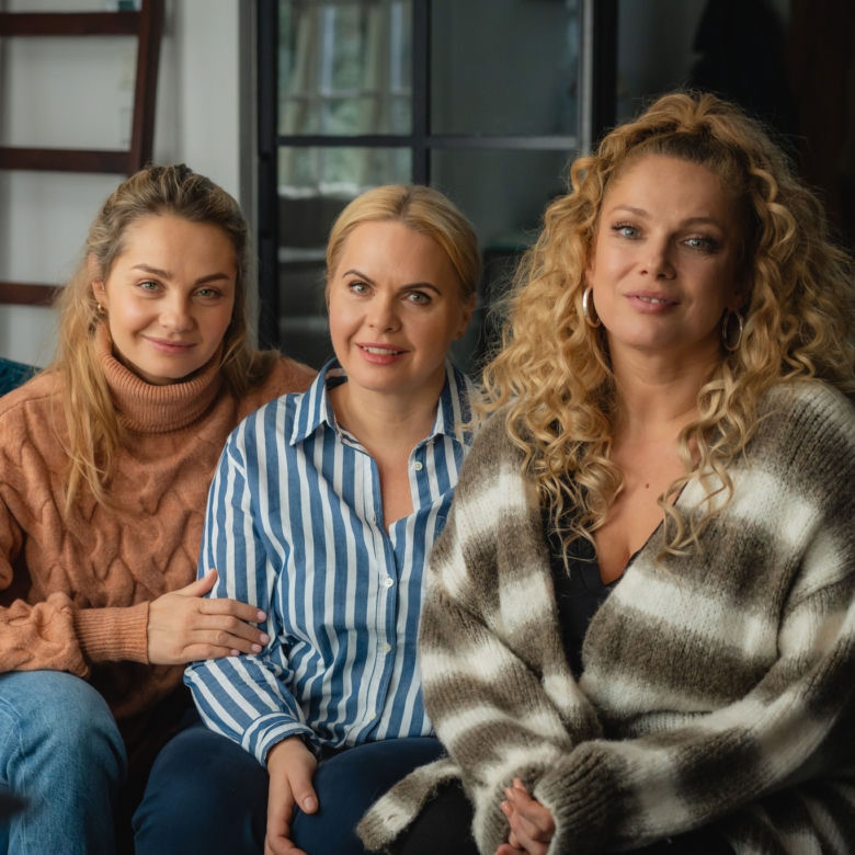 Przyjaciółki 21 sezon. Anka (Magdalena Stużyńska), Patrycja (Joanna Liszowska), Inga (Małgorzata Socha)