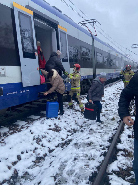 Dramat w pociągu PKP Intercity pod Kielcami. Do akcji w polu musieli wkroczyć strażacy