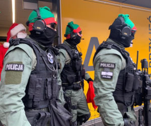 Poznań. Policjanci eskortowali Świętego Mikołaja. Wyjątkowa akcja [ZDJĘCIA]