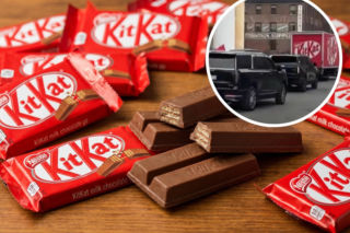 Niezwykły widok na drogach. Konwój eskortował ciężarówkę pełną KitKatów