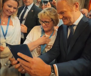 Ludzie spotkali Tuska w Watykanie i się zaczęło! Zaskakujące sceny w kościele tuż przy grobie Jana Pawła II