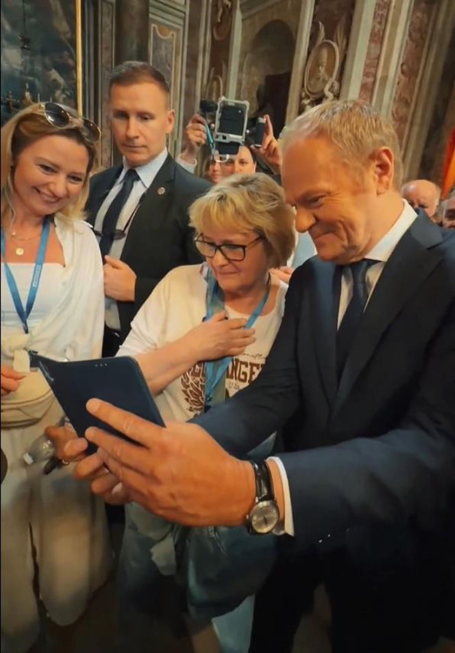 Ludzie spotkali Tuska w Watykanie i się zaczęło! Zaskakujące sceny w kościele tuż przy grobie Jana Pawła II