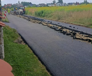 Rolnik zaorał świeży asfalt