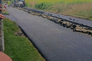 Rolnik zaorał świeży asfalt