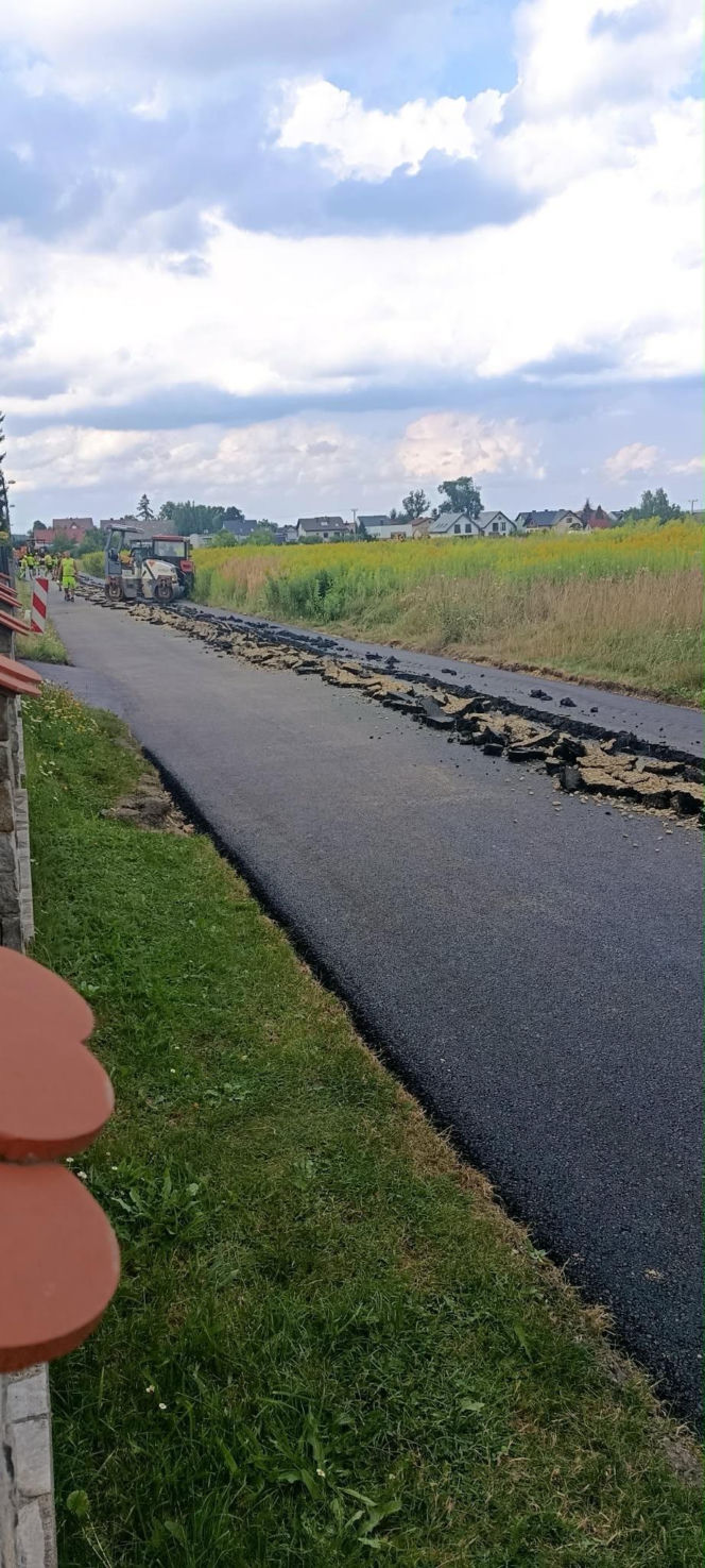 Rolnik zaorał świeży asfalt