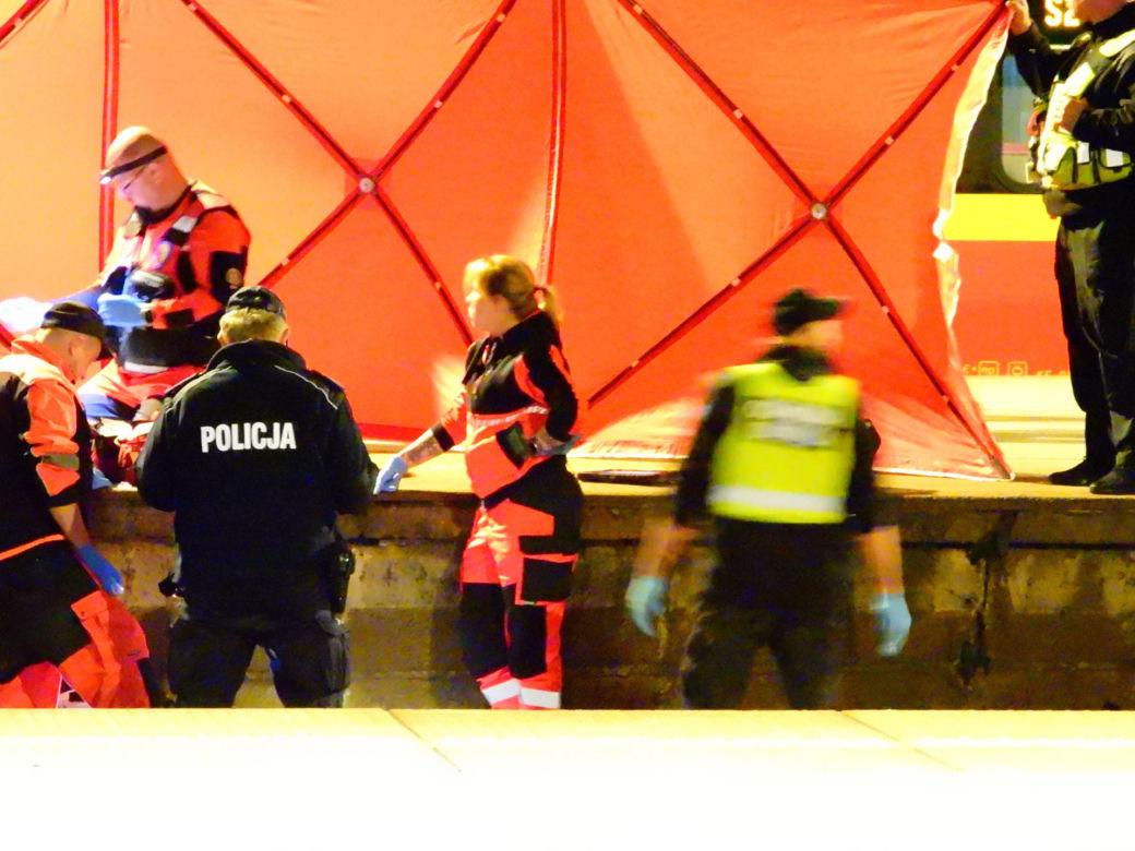 Młody mężczyzna wpadł między peron a pociąg w Warszawie. Został zmiażdżony