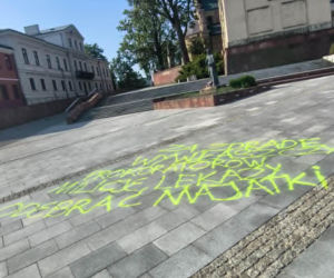 Wandalizm w centrum Kielc. Olbrzymi napis przed katedrą i interwencja policji