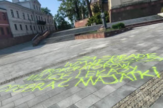 Wandalizm w centrum Kielc. Olbrzymi napis przed katedrą i interwencja policji