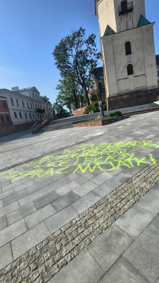 Wandalizm w centrum Kielc. Olbrzymi napis przed katedrą i interwencja policji