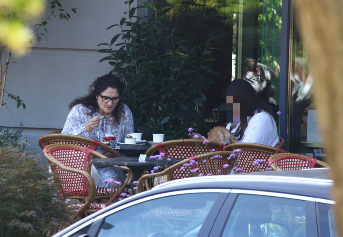Była posłanka PiS z córką w restauracji. Całuje psa