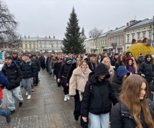 Polonez maturzystów na Rynku w Nowym Sączu