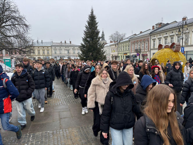 Polonez maturzystów na Rynku w Nowym Sączu