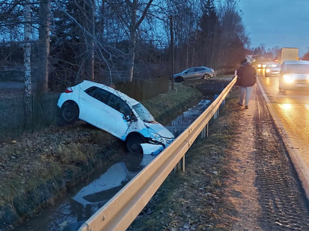 Wypadek na 42. Toyota wylądowała w przydrożnym rowie